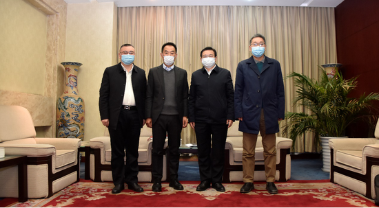 黄明良(左2),集团顾问孙继林(左1)与校党委书记刘毅(右2),校长,党委副