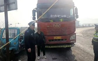 被民警拦截的违法货车。达州公安供图