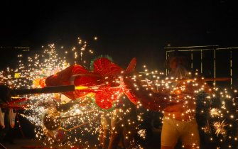 马年顶流非遗！达州石桥烧火龙连续三晚狂欢，铁花漫天醉巴渠