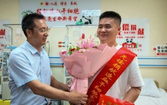 王探川接受造血干细胞采集