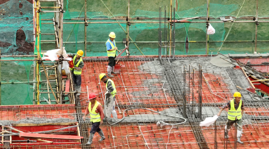 施工人员各司其职，全力投入项目建设中