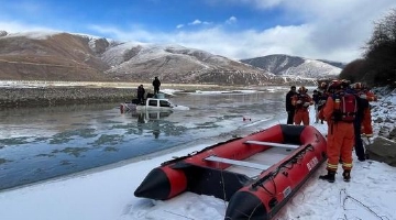 甘孜一皮卡車墜入冰河，3人被困車頂
