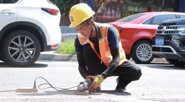 都江堰万余平方米人行道焕新提质