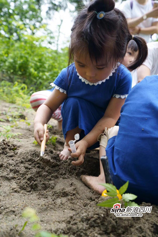 孩子们与大自然亲密接触