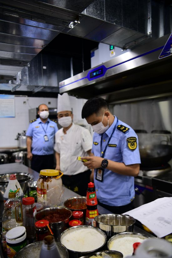 工作人员检查用餐点食品安全