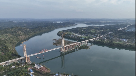 航拍汉巴南铁路嘉陵江特大桥全景。