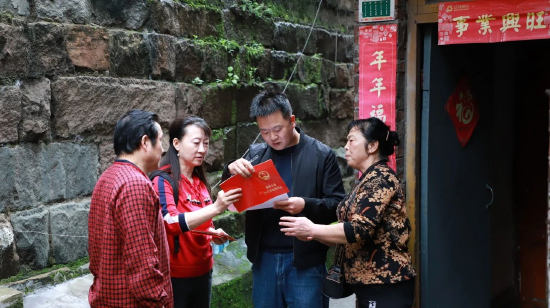 工作人员登记居民房产证上房屋面积信息