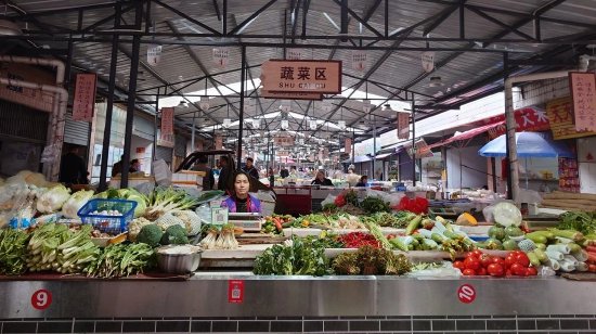 改造后的农贸市场干净整洁,摊位分类齐全