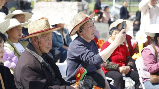 台下群众看得津津有味，用手机记录