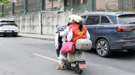 医护人员组成“健康骑手”服务队，上门为老人检查