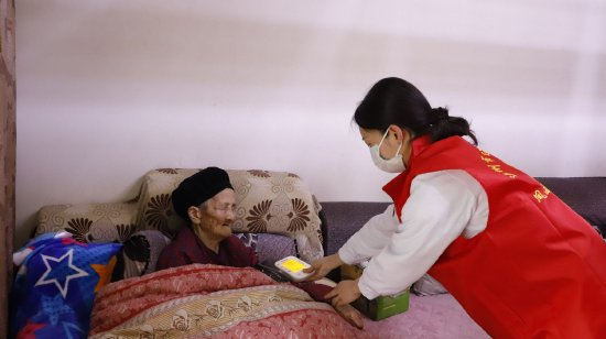 医护人员正在为周婆婆做健康检查