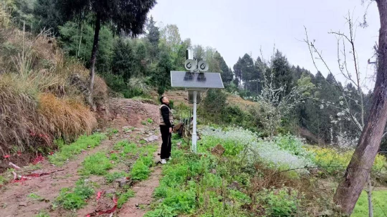 工作人员查看监测设备运行情况