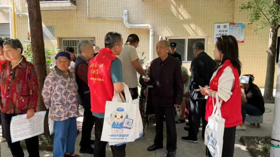 　　通川区组建“党员先锋团”“银发宣讲团”“草根宣讲员”三支队伍，深入村社、院坝开展“医保赶集”宣传
