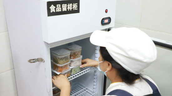通川区七小新锦学校后厨干净整洁，严格落实食品留样管理制度