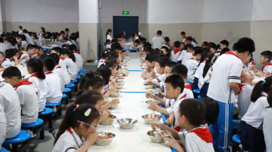 学生安心享用营养校园餐