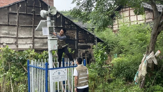 工作人员正在检修报警器