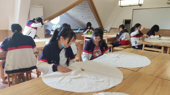 课堂上学扎染制作