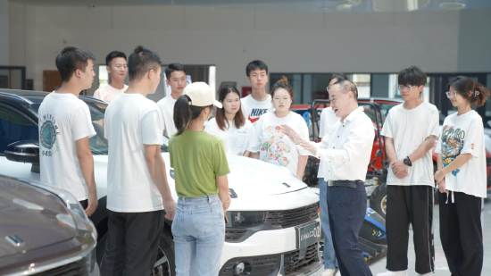 汽车工程学院彭建设院长带领学生深入生产一线打造真实学业环境