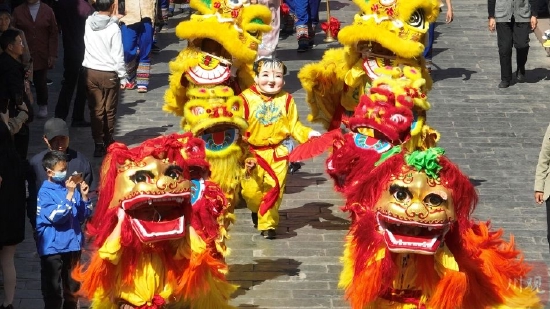 锣鼓铿锵颂丰年 龙腾狮舞闹元宵