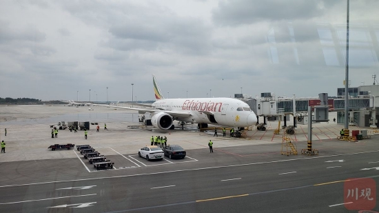 天府机场首架抵达的洲际航班。韦维 摄