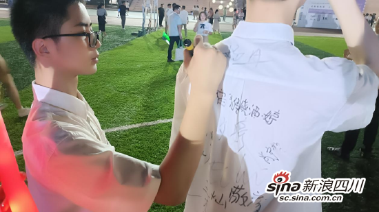 在同学衣服上签名