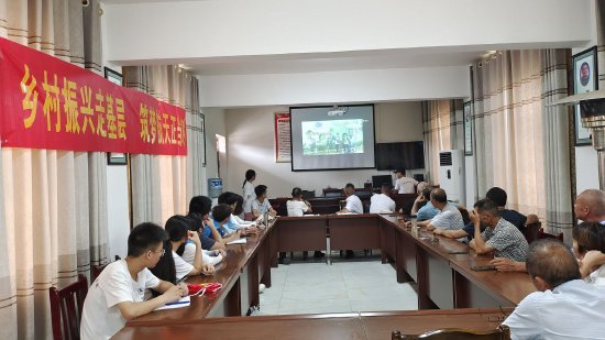 圖為志愿者代表向村委會介紹航院風采