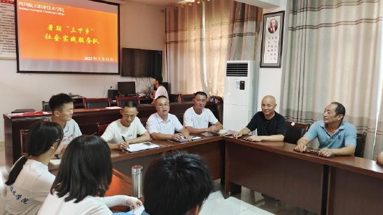 圖為志愿者與大木山村村委會領導會面