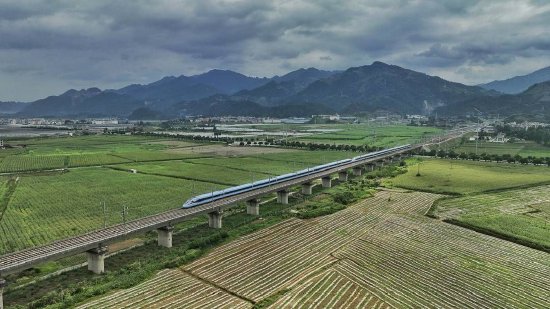 一列复兴号动车行驶在贵广高铁线榕江县境内。石宗林摄