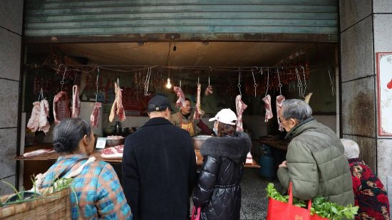 自贡市民忙备年货“穿香肠” 生意红火时商家一天能卖7、8头猪