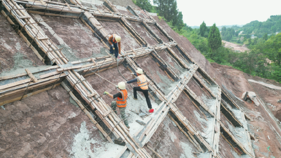 240 000——k241 200施工点位上,工人们正在加紧对护坡进行灌浆和浇筑