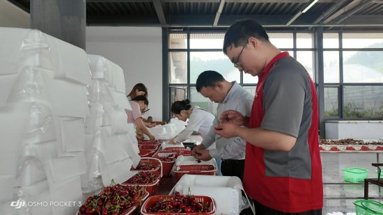 快递员正在打包