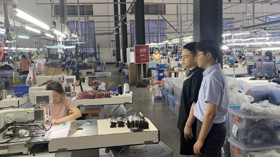 图为农业银行达州分行在企业车间了解生产情况