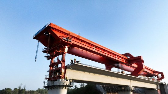 西渝高铁大竹段施工场景 图/李向芬