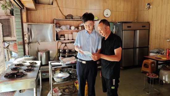 图为农业银行客户经理上门服务大竹肉丁面业主