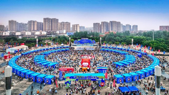 6月4日在大竹举办的“千人万面嗨起来”2025年大竹肉丁面主题消费活动现场