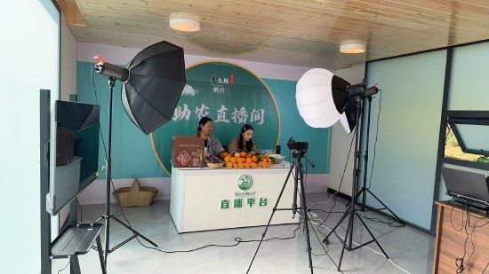 通过电商直播助力村内农产品产地直销