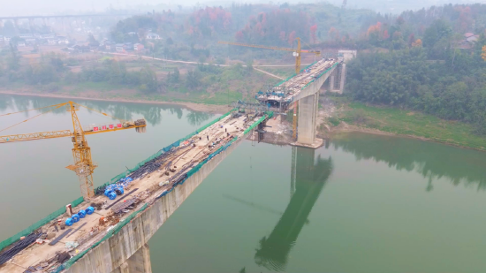 渡市镇正码头渡口改公路桥项目施工现场。