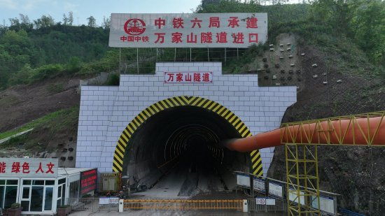 隧道贯通现场。