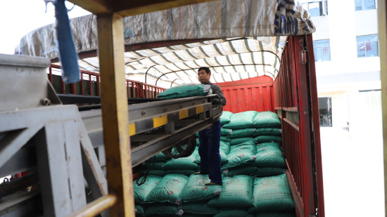 成品整齐堆码上车，准备发往各地