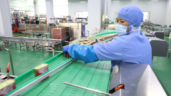 川汉子食品车间内，工人正在对产品进行分拣