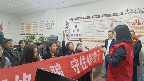 图为农行达川支行青年志愿者在达川社区开展反电诈宣传