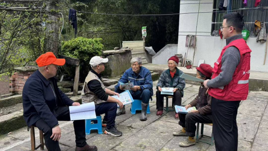 工作人员走村入户开展地质灾害防范宣传工作