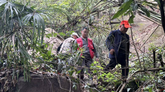 工作人员排查地质灾害隐患点