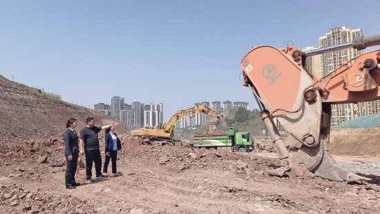 图为农行达川支行客户经理在施工现场了解工程施工情况