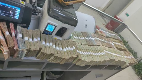 图为经整理后的残损潮湿钞币一角