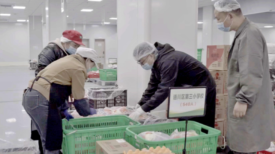 分拣完毕的食材装入冷链车恒温配送