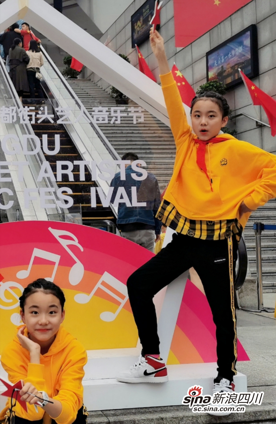 冉冉升起组合受邀参加成都市街头艺人快闪活动向祖国献礼