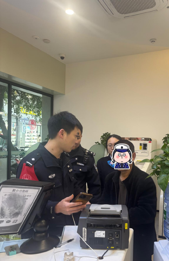 圖為渠縣公安民警接到報案后到達(dá)現(xiàn)場處理