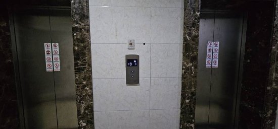 事发时坠落的电梯为右侧电梯