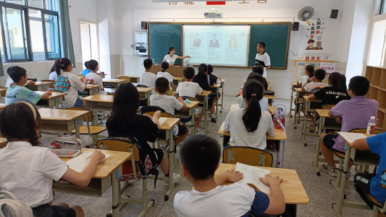 介绍学校管理团队